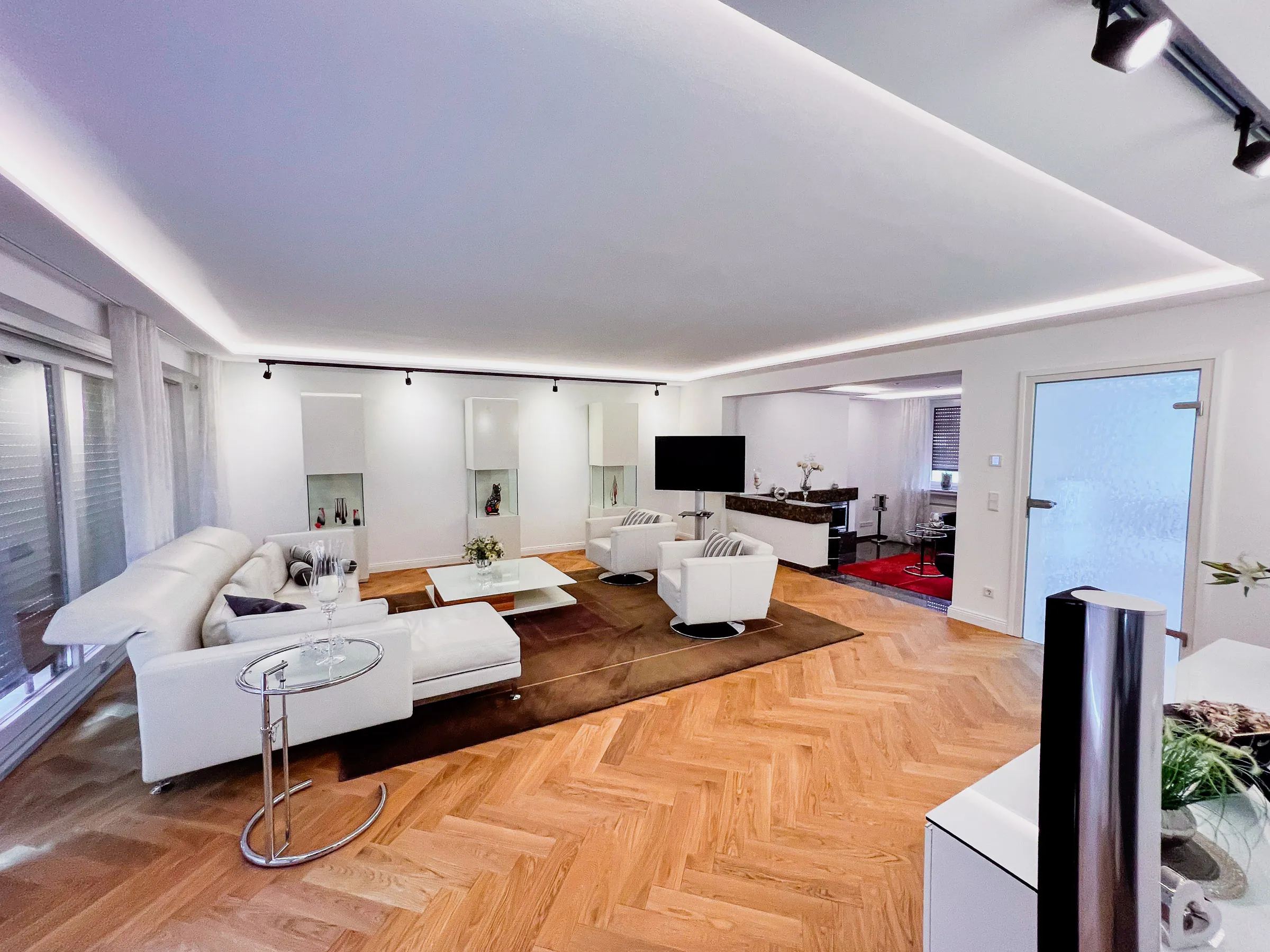 Modernes Wohnzimmer mit indirekter Deckenbeleuchtung und abgehängter Decke – Deckenbauprojekt von Trockenbau Plus in Coesfeld