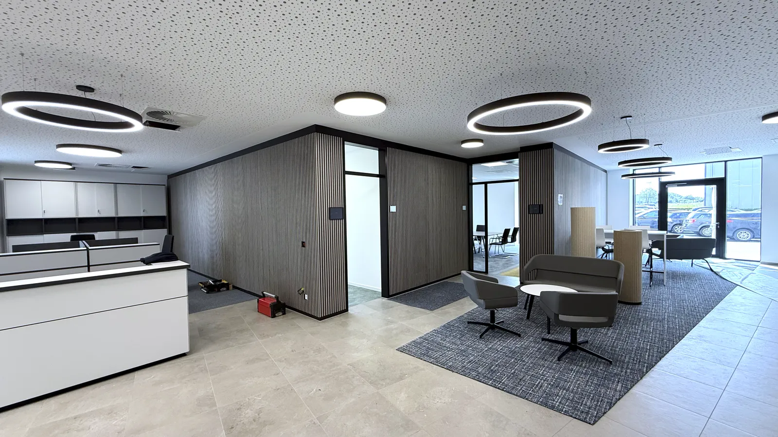 Modern ausgebautes Büro mit Akustikdecken, Glas-Trennwänden und integriertem Trockenbau – realisiert von Trockenbau Plus