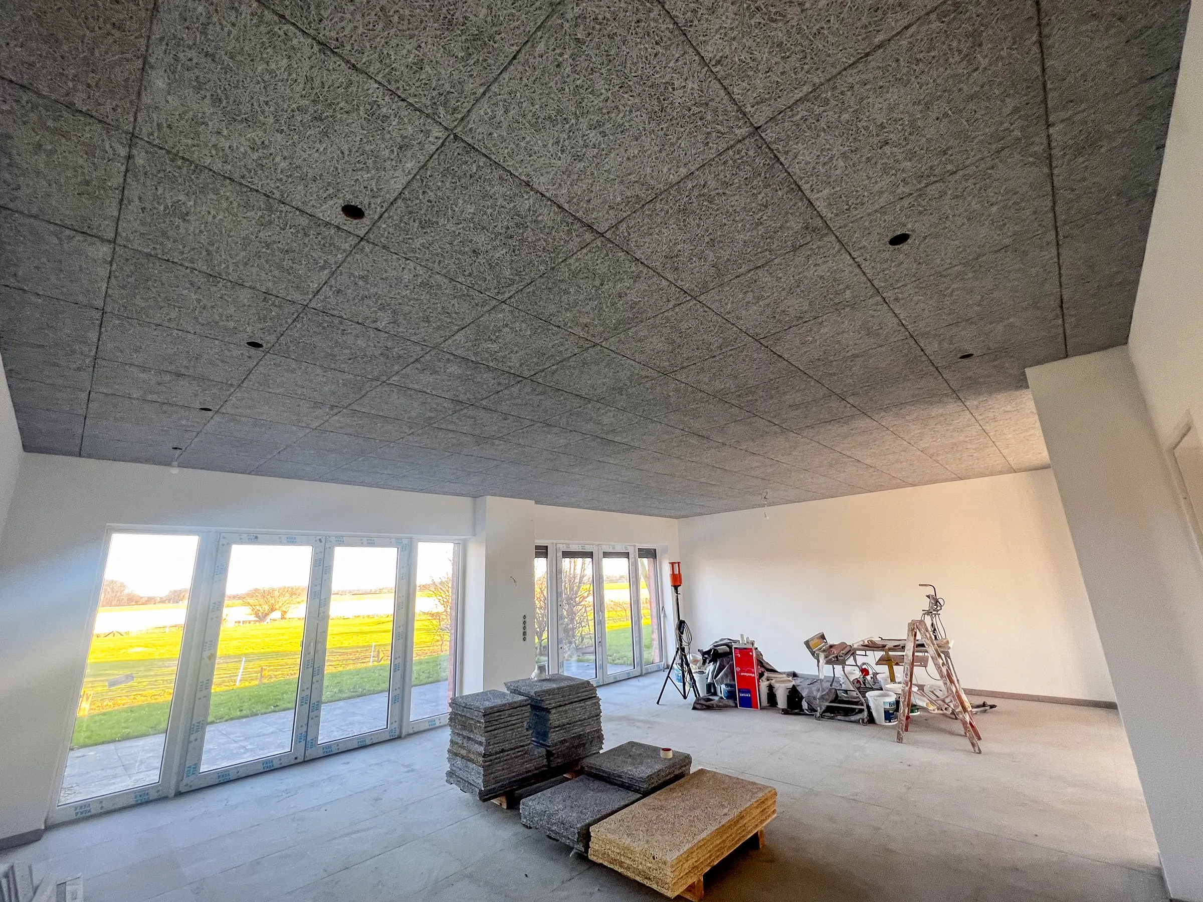 Raum mit montierten Akustikplatten an der Decke von Trockenbau Plus in Coesfeld
