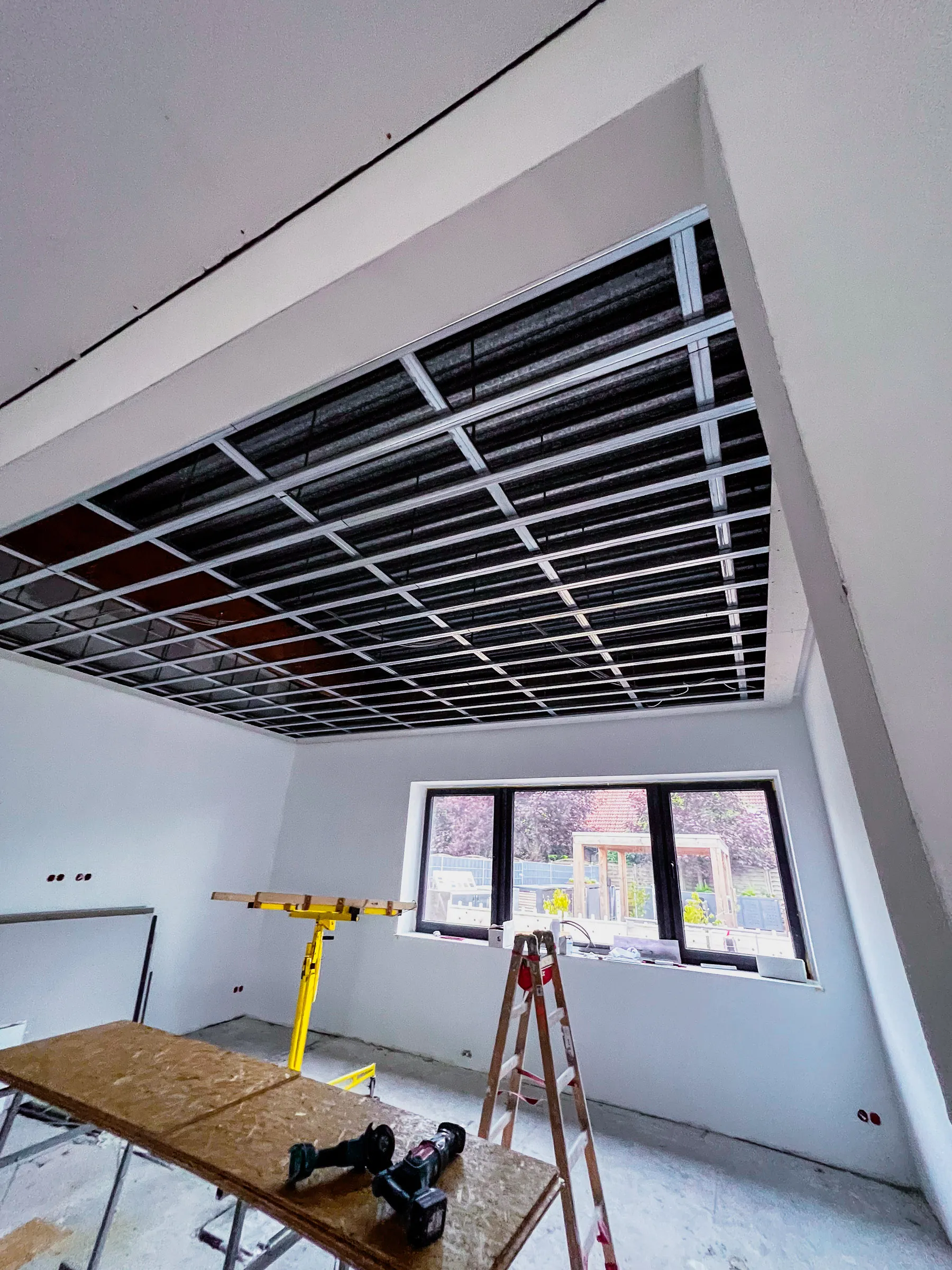 Deckenunterkonstruktion mit CD-Profilen in modernem Raum während der Bauphase – Projekt von Trockenbau Plus